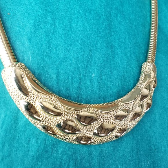 2/25$ Vintage Park lane bib texture metal gold tone necklace - Picture 4 of 6